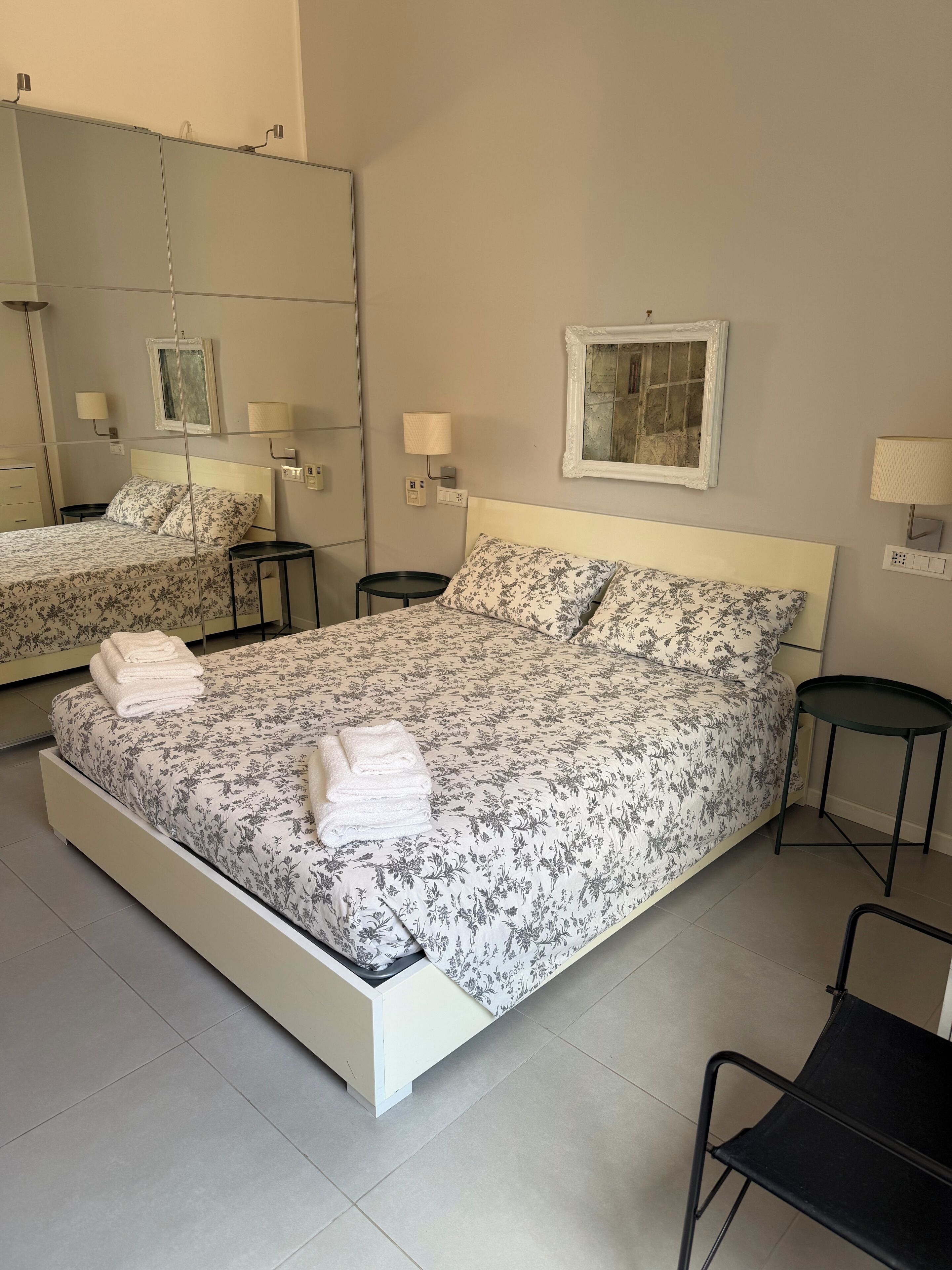 1 dormitorio, tabla de planchar con plancha, wifi y ropa de cama