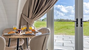 Desayuno con cruasanes, jugo y una vista panorámica al aire libre.