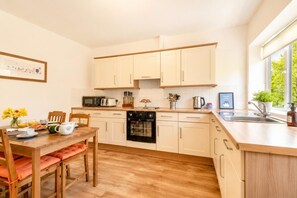 Oven, dishwasher, high chair, cookware/dishes/utensils - 2 Bed in Gransmoor (oc-w37884) (Gransmoor)