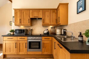 Oven, dishwasher, high chair, cookware/dishes/utensils - 2 Bed in Gransmoor (oc-c37883) (Gransmoor)