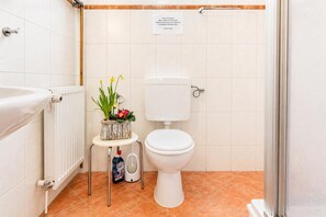 Bathroom - Ferienwohnung "Zum Süderwall" - im Herzen der Bärenstadt (Esens)