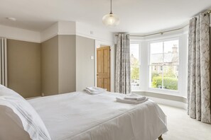 Bügeleisen/Bügelbrett, Reisekinderbett, kostenloses WLAN, Bettwäsche