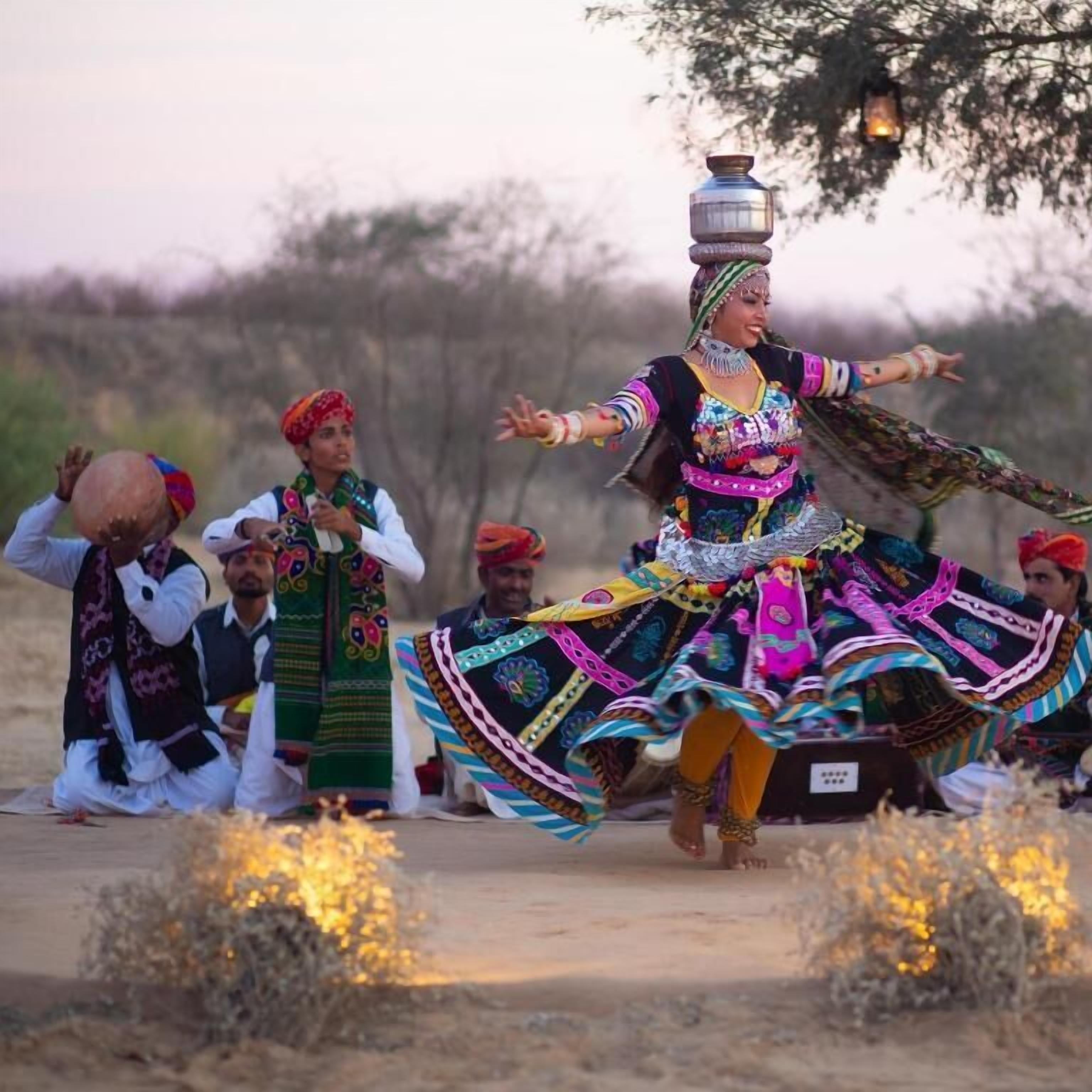 Una persona vestida con traje tradicional realizando una danza.