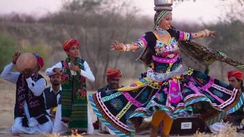 Una persona vestida con traje tradicional realizando una danza.