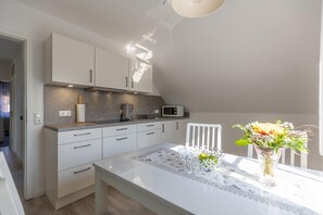 Wasserkocher mit Kaffee-/Teezubehör, Kühlschrank, Herdplatte