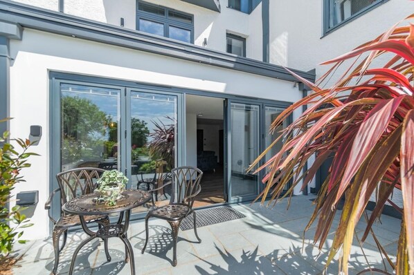Outdoor dining - 2 Bed in Tenby (oc-b41399) (Tenby)