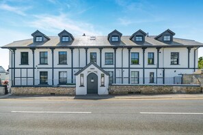 Exterior - 2 Bed in Tenby (oc-b41399) (Tenby)