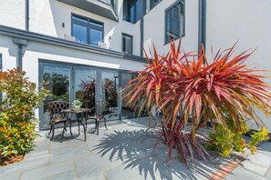 Outdoor dining - 2 Bed in Tenby (oc-b41399) (Tenby)