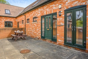 Outdoor dining - 3 Bed in Bridport (oc-perea) (Charmouth)
