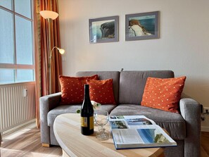Apartment | Living room - Ferienwohnung im Seepark Sellin mit Balkon (Sellin)