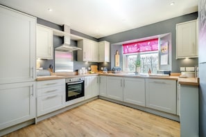 Microwave, oven, dishwasher, high chair - 3 Bed in Underskiddaw (oc-r39064) (Underskiddaw)