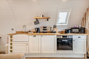 Microwave, oven, dishwasher, cookware/dishes/utensils