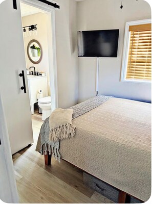 Iron/ironing board, WiFi, bed sheets - Cozy Cottage in the heart of St. Pete with hot tub- Pets welcome! (St. Petersburg)
