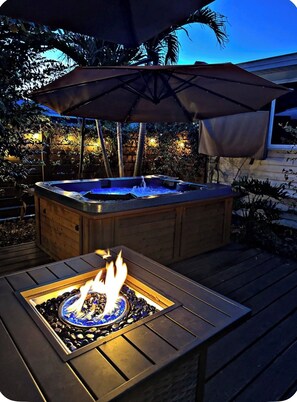 Outdoor spa tub - Cozy Cottage in the heart of St. Pete with hot tub- Pets welcome! (St. Petersburg)