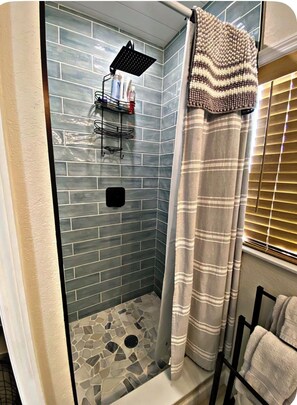 Hair dryer, towels, soap, toilet paper - Cozy Cottage in the heart of St. Pete with hot tub- Pets welcome! (St. Petersburg)