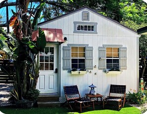 Exterior - Cozy Cottage in the heart of St. Pete with hot tub- Pets welcome! (St. Petersburg)