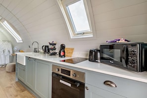 Microwave, oven, dishwasher, cookware/dishes/utensils