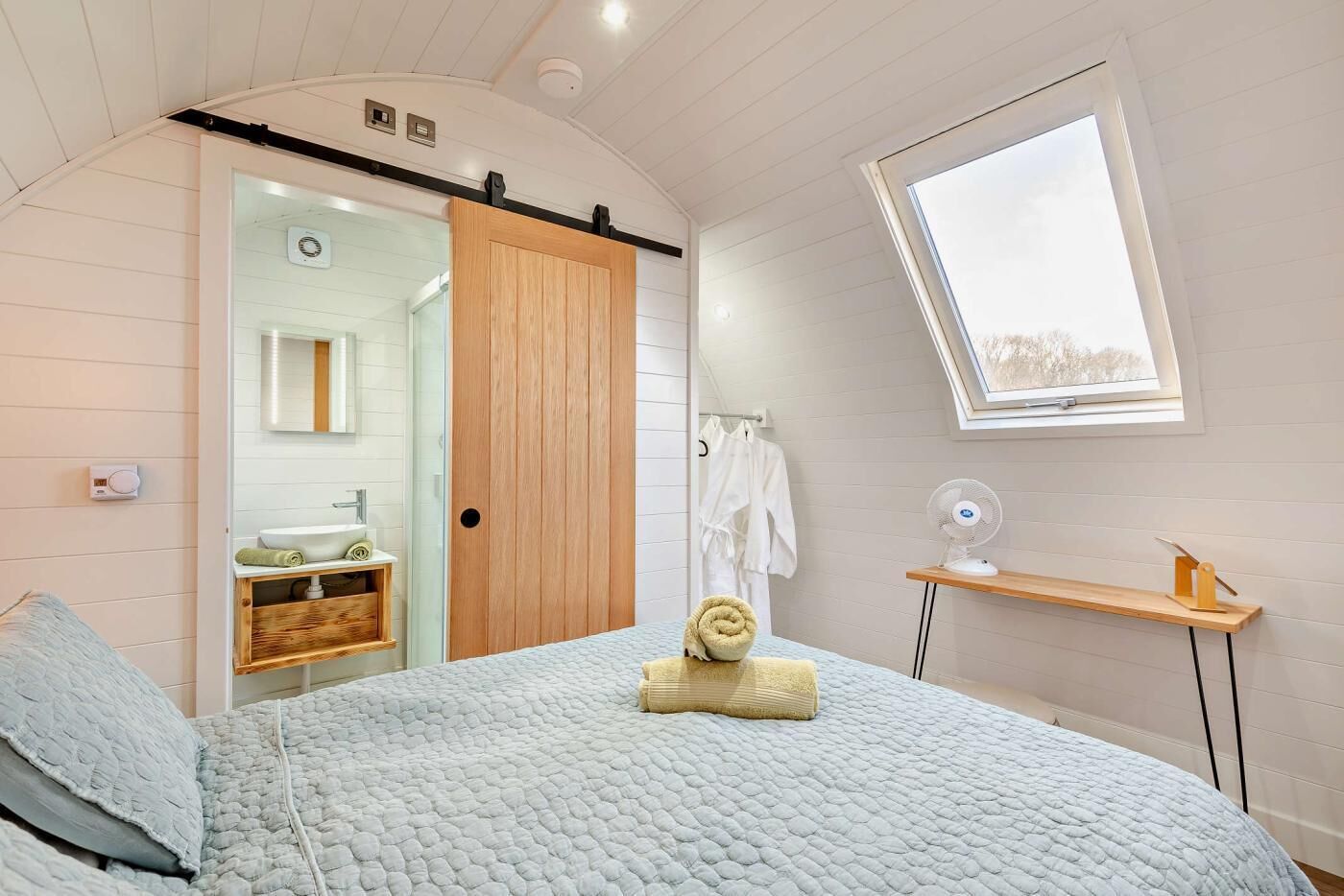 1 chambre, fer et planche à repasser, Wi-Fi gratuit, draps fournis