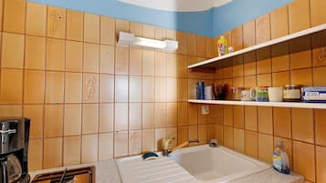 Coffee/tea maker, fridge, microwave