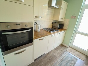 A kitchen with a stove, oven, microwave, and a kettle. - 271 Wragby Road (Lincoln)
