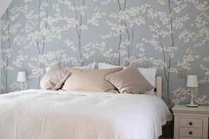 Travel cot, free WiFi, bed sheets - 3 Bed in Upper Vobster (oc-c39498) (Upper Vobster)