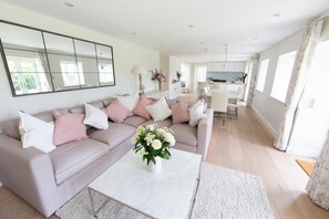 TV, fireplace - 3 Bed in Upper Vobster (oc-c39498) (Upper Vobster)