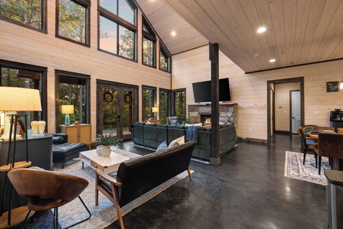 Private Pool Cabin & TV Cabana | Outdoor Theatre!