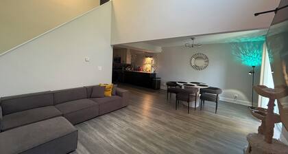 Charming condo in perfect Westmont with easy access to local spots