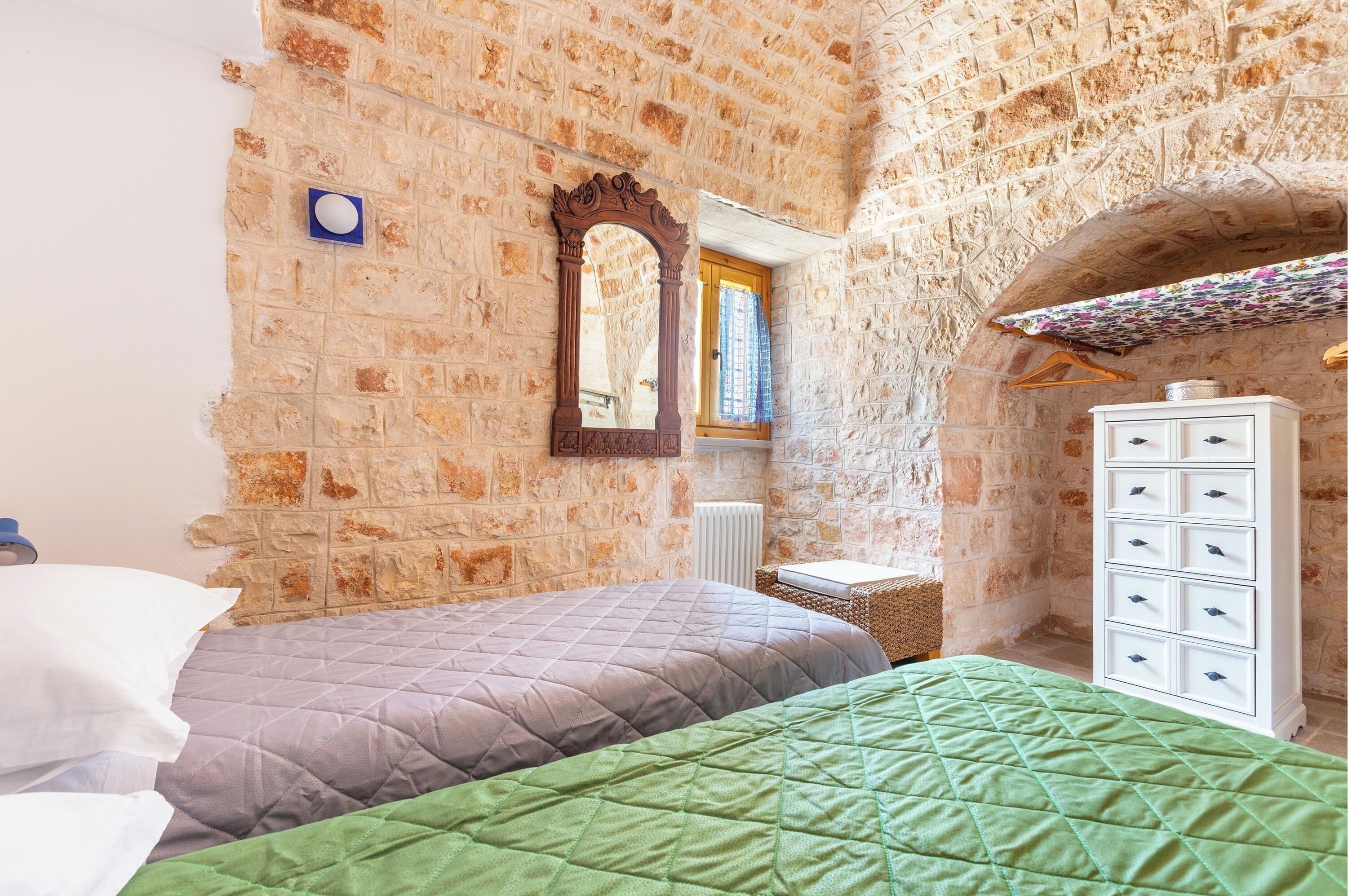 2 bedrooms, internet, bed sheets