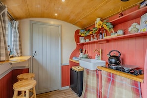 Oven, cookware/dishes/utensils - 1 Bed in Edgefield (oc-c39014) (Edgefield)