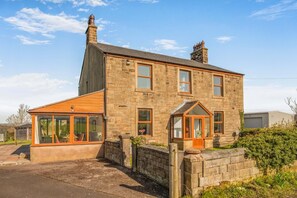Exterior - 6 Bed in Blackburn (oc-c38221) (Clayton le Dale)
