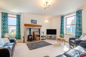 TV, fireplace - 6 Bed in Blackburn (oc-c38221) (Clayton le Dale)