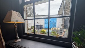 A window with a view of a courtyard, a lamp, and a potted plant. - 1 Bed in Lauder (oc-83459) (Lauder)