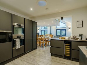 Oven, dishwasher, cookware/dishes/utensils - 3 Bed in Penrith (oc-89427) (Hutton)