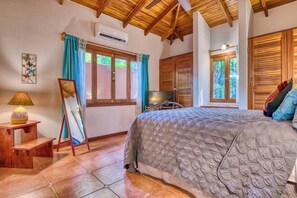 A bedroom with a bed, a TV, a wooden ceiling, and a window with curtains. - Tropical Pool Oasis Steps From Beach, Shops, Cafès (Sámara)
