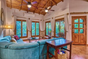 Villa, 3 Bedrooms, Accessible, Private Pool | Living room | Books - Tropical Pool Oasis Steps From Beach, Shops, Cafès (Sámara)