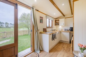 Oven, cookware/dishes/utensils - 1 Bed in Horstead (oc-d41052) (Horstead)