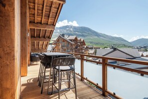 Outdoor dining - Hirondelle  – Mtn Views | Spa | BBQ | Alpe d'Huez (Huez)