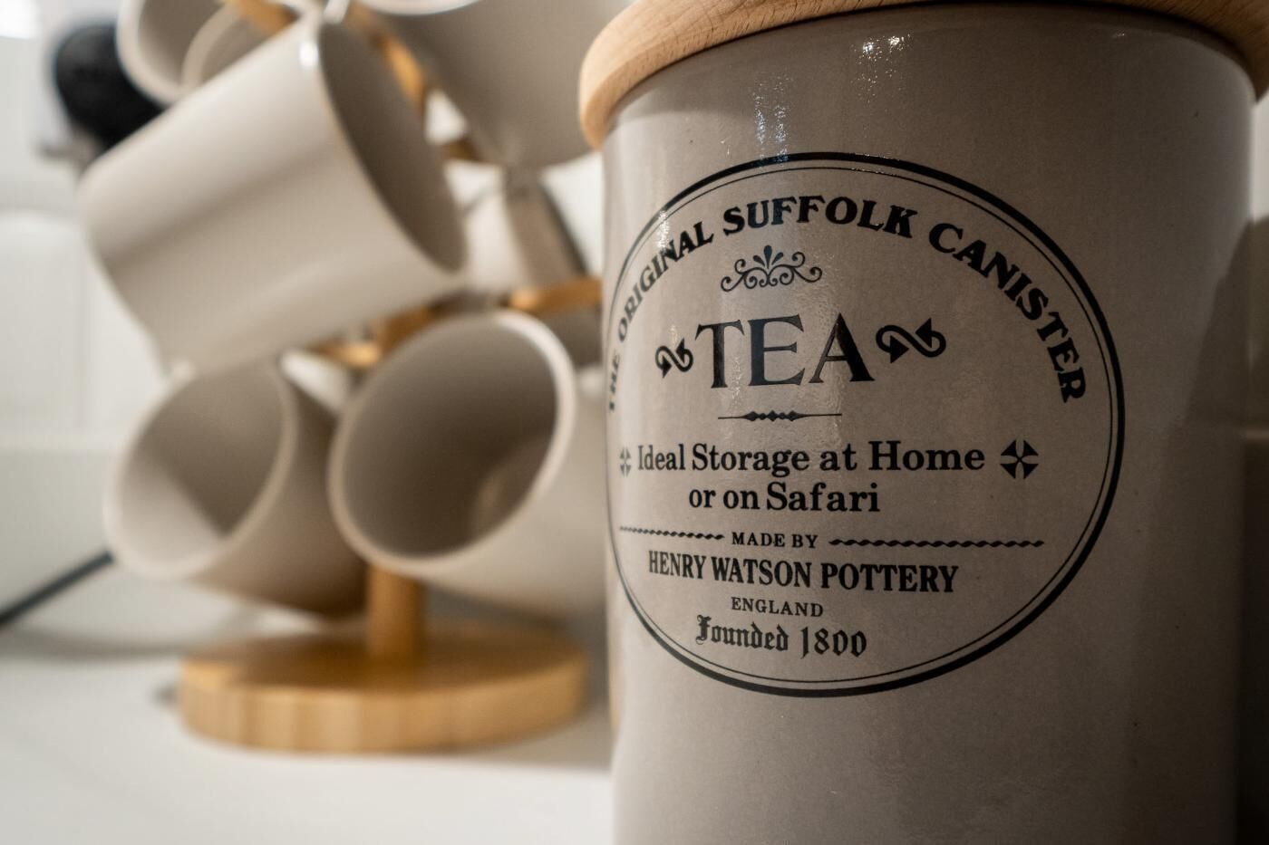 Eine Tee-Dose mit einem Etikett, das angibt, dass es sich um eine originale Dose aus Suffolk handelt, hergestellt von der Henry Watson Pottery, England, gegründet im Jahr 1800.