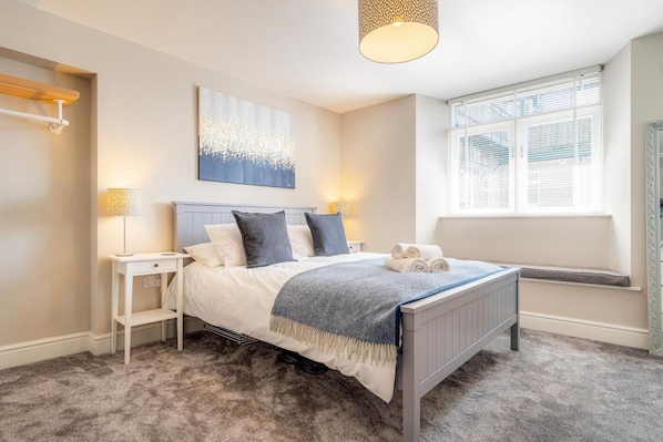 Bügeleisen/Bügelbrett, Reisekinderbett, kostenloses WLAN, Bettwäsche