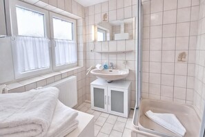 Bathroom - Ferienwohnung "Seebär" - mit Flair und Balkon im schönen Ort Werdum (Werdum)