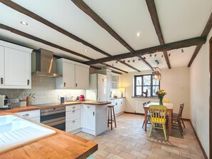 Oven, dishwasher, cookware/dishes/utensils - 3 Bed in Piddlehinton (oc-c40254) (Piddlehinton)