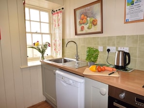 Microwave, dishwasher, cookware/dishes/utensils - 5 Bed in Achnasheen (oc-ca246) (Gruinard)