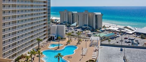 Ein Hotel mit Pool, Meerblick und mehreren Gebäuden.