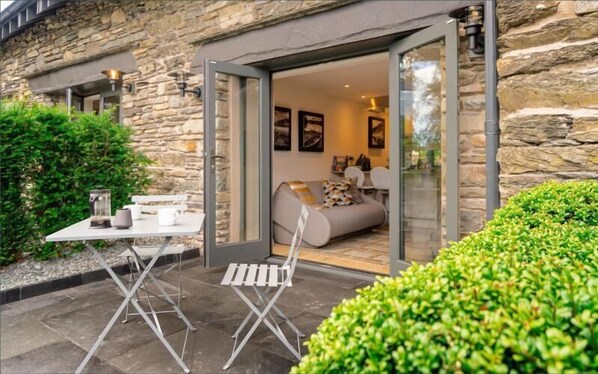 Outdoor dining - 1 Bed in Windermere (oc-lr229) (Windermere)