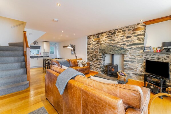 TV, fireplace - 3 Bed in Ambleside (oc-lr021) (Ambleside)