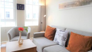 Living room - Ferienwohnung mit Balkon und Freizeitangeboten in Sellin (Sellin)