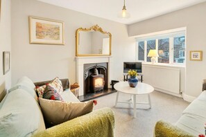 TV, fireplace - 3 Bed in Ambleside (oc-lr012) (Ambleside)