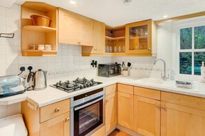 Microwave, oven, high chair, cookware/dishes/utensils - 3 Bed in Ambleside (oc-lr012) (Ambleside)