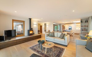 TV, fireplace - 4 Bed in Ambleside (oc-lr003) (Ambleside)